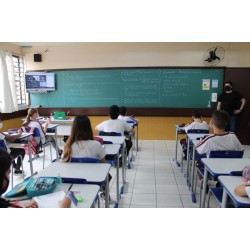 Alunos da rede estadual de ensino do Paraná voltam às aulas